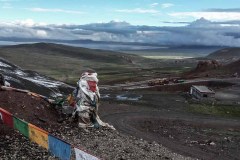 Beautiful views over Nam Tso and two chinese trucks can't decide which one first, so they stuck there for quite a while