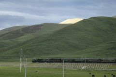 Newly built Golmud - Lhasa train line bringing in more chinese tourists