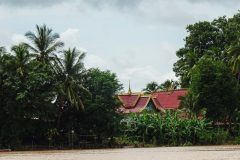 Tempel at the shores of the mighty Mekong